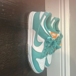 Like new women’s nike dunks size 9